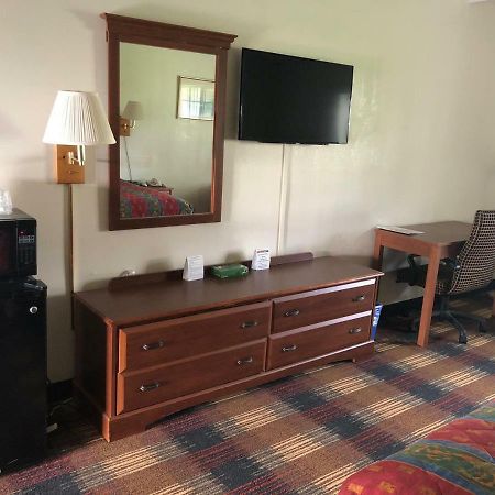 Red Carpet Inn Syracuse Airport North Syracuse Экстерьер фото